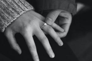 Read more about the article טיפים פשוטים לניקיון שיעזרו לך לשמור על טבעת האירוסין נוצצת